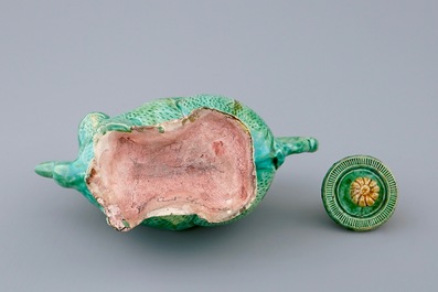 Een Chinese famille verte biscuit kan in de vorm van konijn, 18/19th C.