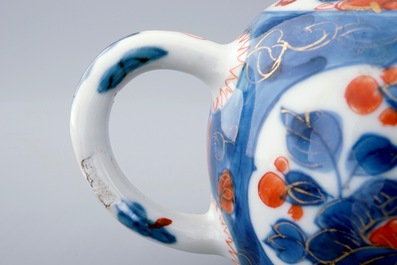 A Chinese Imari style teapot and cover, Qianlong, 18th C.