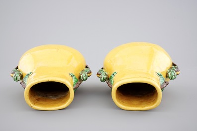 Een paar Chinese monochrome gele hu-vazen op houten sokkels, 19/20e eeuw