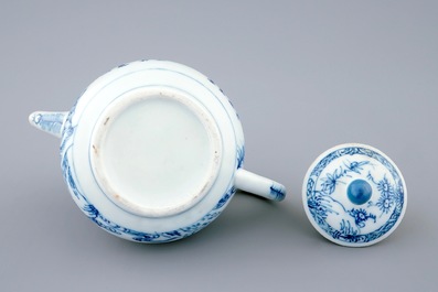 Une th&eacute;i&egrave;re et son couvercle en porcelaine de Chine bleu et blanc, Yongzheng/Qianlong