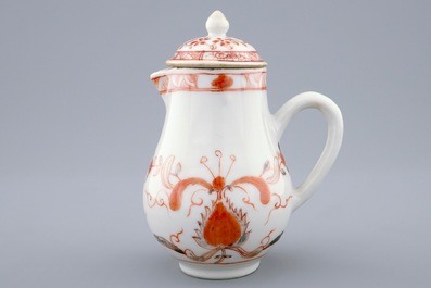 Une verseuse couverte en porcelaine de Chine rouge de fer et grisaille, Qianlong, 18&egrave;me