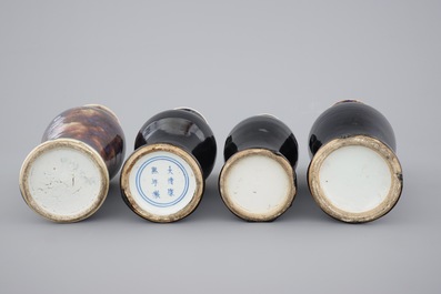Een lot van 3 Chinese monochrome zwarte en een flamb&eacute; glazuur vaas, 19/20e eeuw