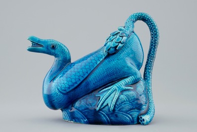 Een Chinese turquoise wijnpot in de vorm van een eend, 19e eeuw