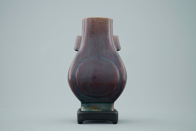 Un vase de forme fanghu en porcelaine de Chine monochrome aubergine, 19&egrave;me