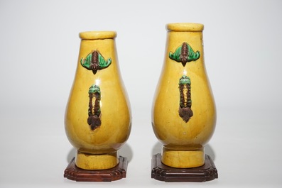 Een paar Chinese monochrome gele hu-vazen op houten sokkels, 19/20e eeuw