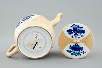 Une th&eacute;i&egrave;re et son couvercle en porcelaine de Chine bleu et blanc sur fond caf&eacute; au lait, Kangxi