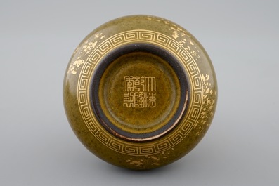 A Chinese miniature vase imitating gold-splashed bronze, 20th C.