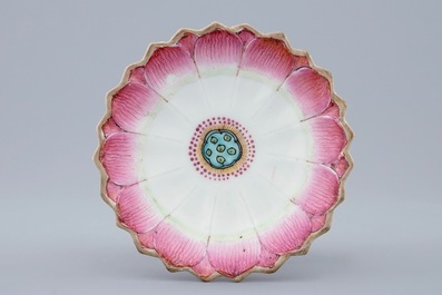 Une tasse et soucoupe en forme de lotus en porcelaine de Chine famille rose, Yongzheng, 1723-1735