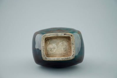 Un vase de forme fanghu en porcelaine de Chine monochrome aubergine, 19&egrave;me
