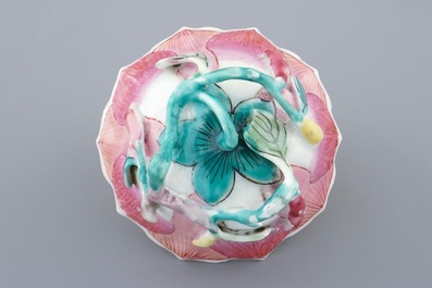 Une tasse et soucoupe en forme de lotus en porcelaine de Chine famille rose, Yongzheng, 1723-1735