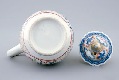 Une verseuse couverte en porcelaine de Chine &agrave; d&eacute;cor mandarin, Qianlong, 18&egrave;me