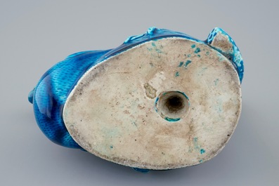 Een Chinese turquoise wijnpot in de vorm van een eend, 19e eeuw