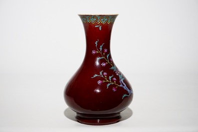 A Chinese enamelled langyao yuhuchunping vase, 18/19th C.