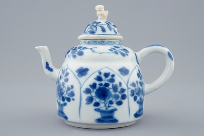 Une th&eacute;i&egrave;re en porcelaine de Chine bleu et blanc moul&eacute;e en forme de lotus, Kangxi