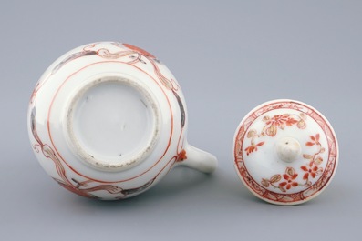 Une verseuse couverte en porcelaine de Chine rouge de fer et grisaille, Qianlong, 18&egrave;me