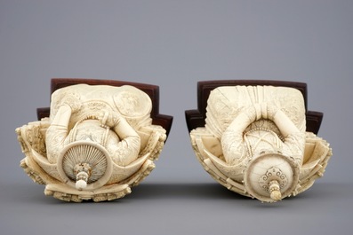 Een paar Chinese ivoren keizersfiguren op troon op houten sokkel, ca. 1900