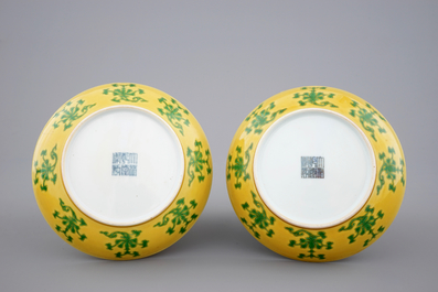 Een paar Chinese monochrome gele borden met gedecoreerde achterkant, Qianlong zegelmerk en mog. periode