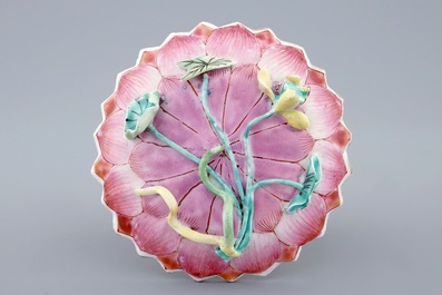 Une tasse et soucoupe en forme de lotus en porcelaine de Chine famille rose, Yongzheng, 1723-1735