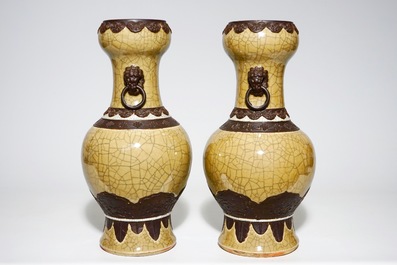Une paire de vases en porcelaine de Chine craquel&eacute; sur fond caf&eacute; au lait, Nankin, 19&egrave;me