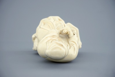Een Chinese Dehua blanc de Chine figuur van Guanyin, 18e eeuw