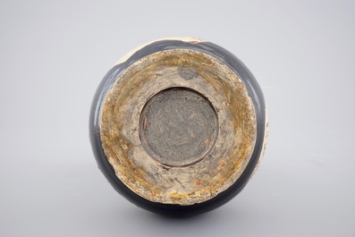 Een Chinese zwart-geglazuurde dubbele gourde cizhou vaas, Yuan of Ming