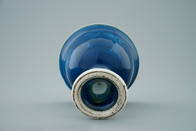 Een Chinese monochrome blauwe stem cup met onderglazuur decor, Kangxi