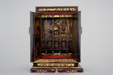 Un cabinet chinois en bois sculpt&eacute;, laqu&eacute; et dor&eacute;, 19&egrave;me