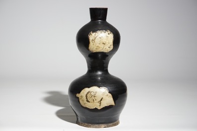 Een Chinese zwart-geglazuurde dubbele gourde cizhou vaas, Yuan of Ming