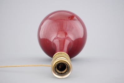 Een Chinese monochrome rode flesvormige vaas als lamp gemonteerd, 19e eeuw