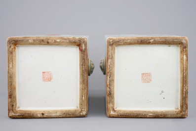 Une paire de vases carr&eacute;s en porcelaine de Chine famille rose, 19&egrave;me