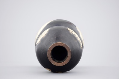 Een Chinese zwart-geglazuurde dubbele gourde cizhou vaas, Yuan of Ming