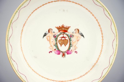 Une partie d'un service &agrave; th&eacute; en porcelaine de Chine famille rose et dor&eacute; aux ch&eacute;rubins, Qianlong, 18&egrave;me