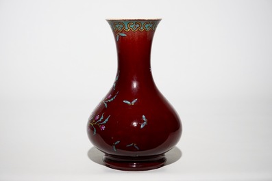 Een Chinese langyao yuhuchunping vaas met overglazuur decor, 18/19e eeuw