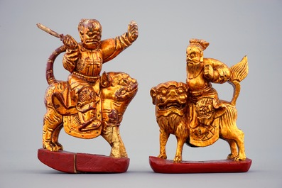 Un cabinet chinois en bois sculpt&eacute;, laqu&eacute; et dor&eacute;, 19&egrave;me
