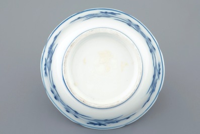 Een Chinese blauw-witte soft paste kop en schotel met reli&euml;fdecor, Qianlong, 18e eeuw