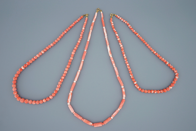 Een collectie Chinese hangers en colliers in bloedkoraal, 19/20e eeuw