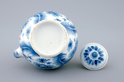 Een Chinees blauw-wit theepotje met hoog handvat, Kangxi