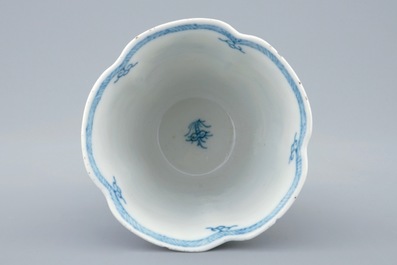 Une coupe sur piedouche en porcelaine de Chine bleu et blanc, Kangxi