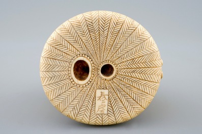 Un netsuke sign&eacute; en ivoire en forme d'un coq, Japon, 19&egrave;me