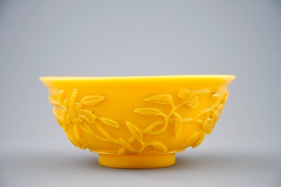 Een Chinese kom in geel Peking glas met reli&euml;fdecor, 19e eeuw