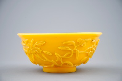 Un bol &agrave; d&eacute;cor en relief en verre de P&eacute;kin, Chine 19&egrave;me