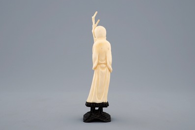 A group of 4 Chinese ivory carvings incl. figures of Buddha, late 19th to early 20th C.