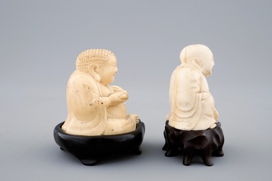 Een lot van 4 kleine Chinese ivoren figuren, oa. Boeddha, eind 19/begin 20e eeuw