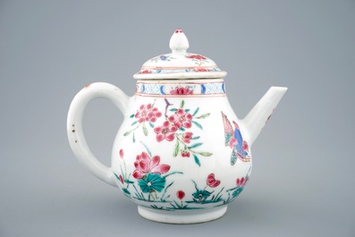Une th&eacute;i&egrave;re et son couvercle en porcelaine de Chine famille rose &agrave; d&eacute;cor de canards, Yongzheng, 1723-1735