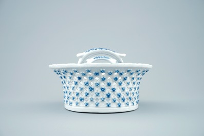 Un panier ajour&eacute; sur pr&eacute;sentoir en porcelaine de Chine bleu et blanc, Qianlong, 18&egrave;me