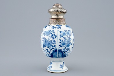 Une bo&icirc;te &agrave; th&eacute; en porcelaine de Chine bleu et blanc mont&eacute;e en argent, Kangxi