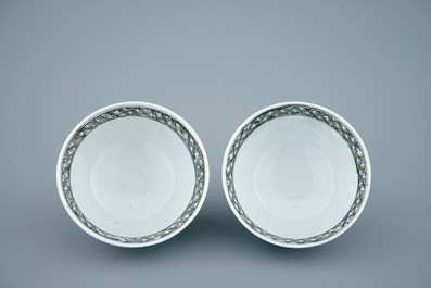 Une th&eacute;i&egrave;re et 2 tasses en porcelaine de Chine famille rose, Yongzheng, 1723-1735