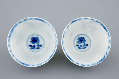 Een paar blauw-witte Chinese wijnkoppen met 4 florale decors, zes-karaktermerk, Kangxi