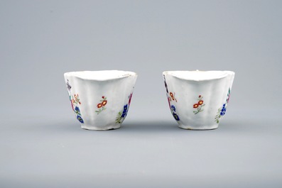 A pair of Chinese famille rose sauce boats on stand, Qianlong, 18th C.