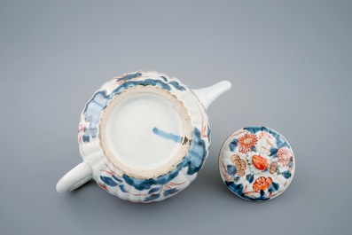 A ribbed Japanese Imari teapot and cover, 18th C.